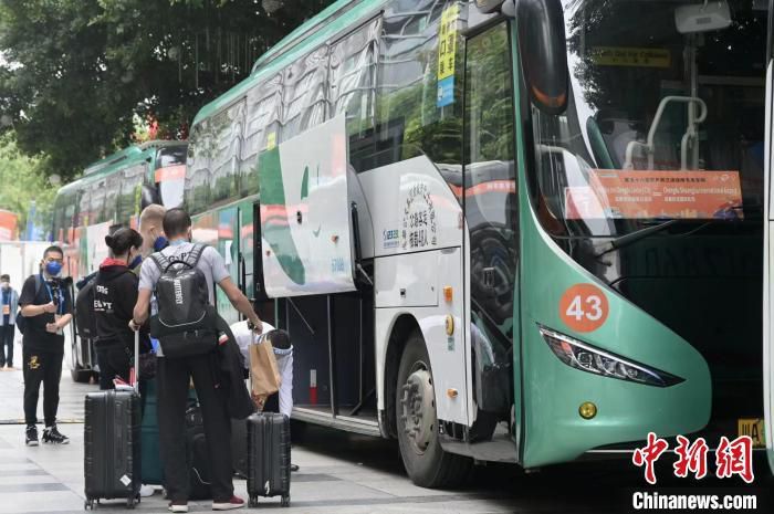 不动霸王拳传人孙天磊天天游手好闲，被死仇家用佳丽计谗谄。悲伤欲尽的孙天磊昏倒中发现本身被所有人误以为是孙悟空，被挟持着往救师父。但是贪生怕死的孙天磊不敢与魔王战役，只得用各类法子逃走。但命运和他开了个年夜年夜的打趣，充溢着豪情，冤仇，忖量的人生始终脱不出循环。面临因爱生恨寻觅几百年的情侣，师兄弟和有父亲印记的有缘人，他会若何决定?所有的一切是真实仍是虚幻?